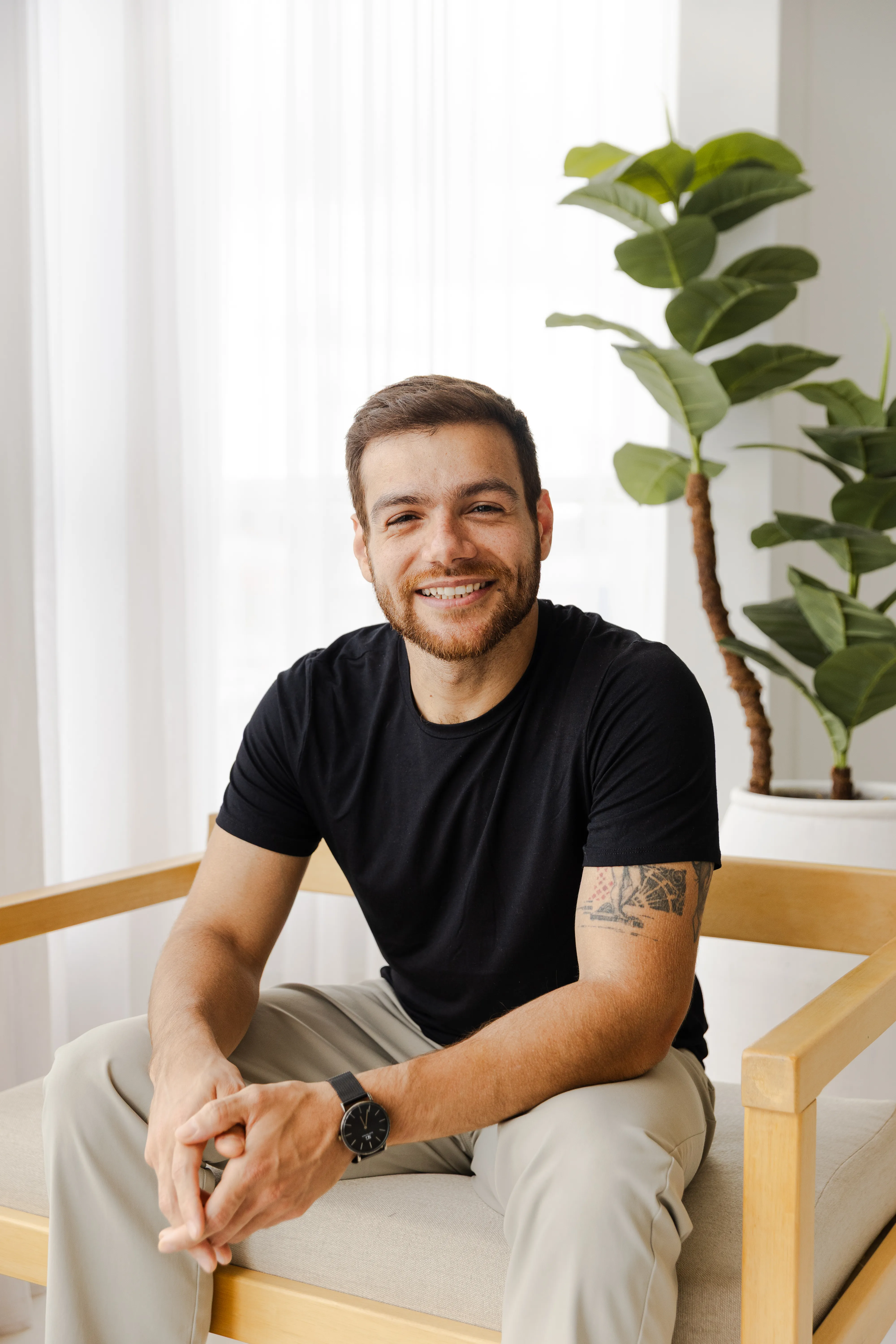 Dr. Bruno Dutra em seu consultório em Porto Alegre